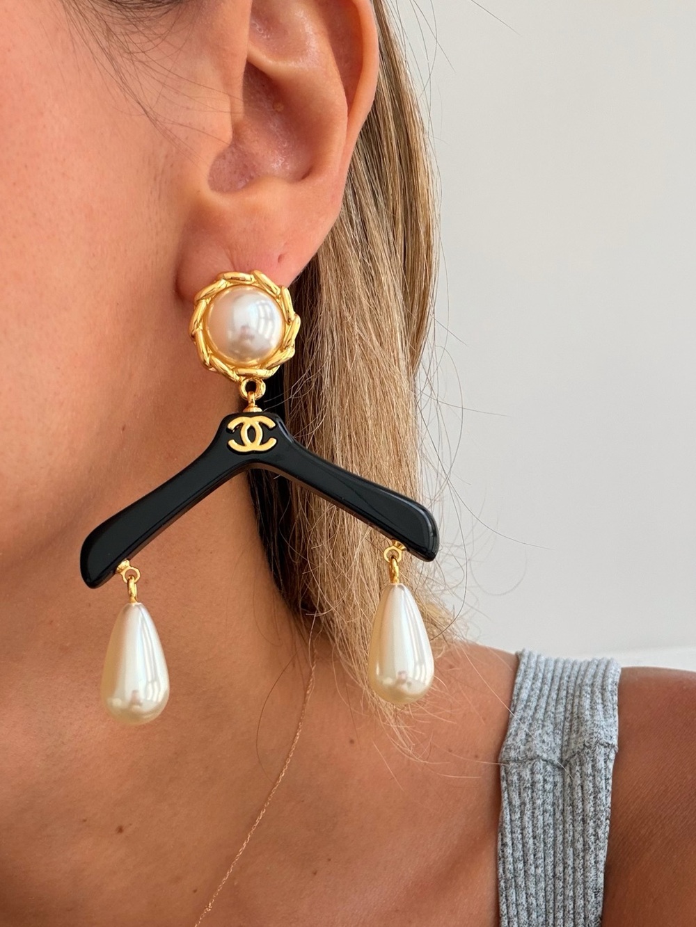 🖤Vintage CHANEL Black and White Pearl Drop Earrings✨ - Picture 10 of 11